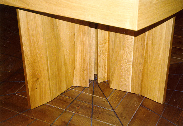 detail stolu a podlahy